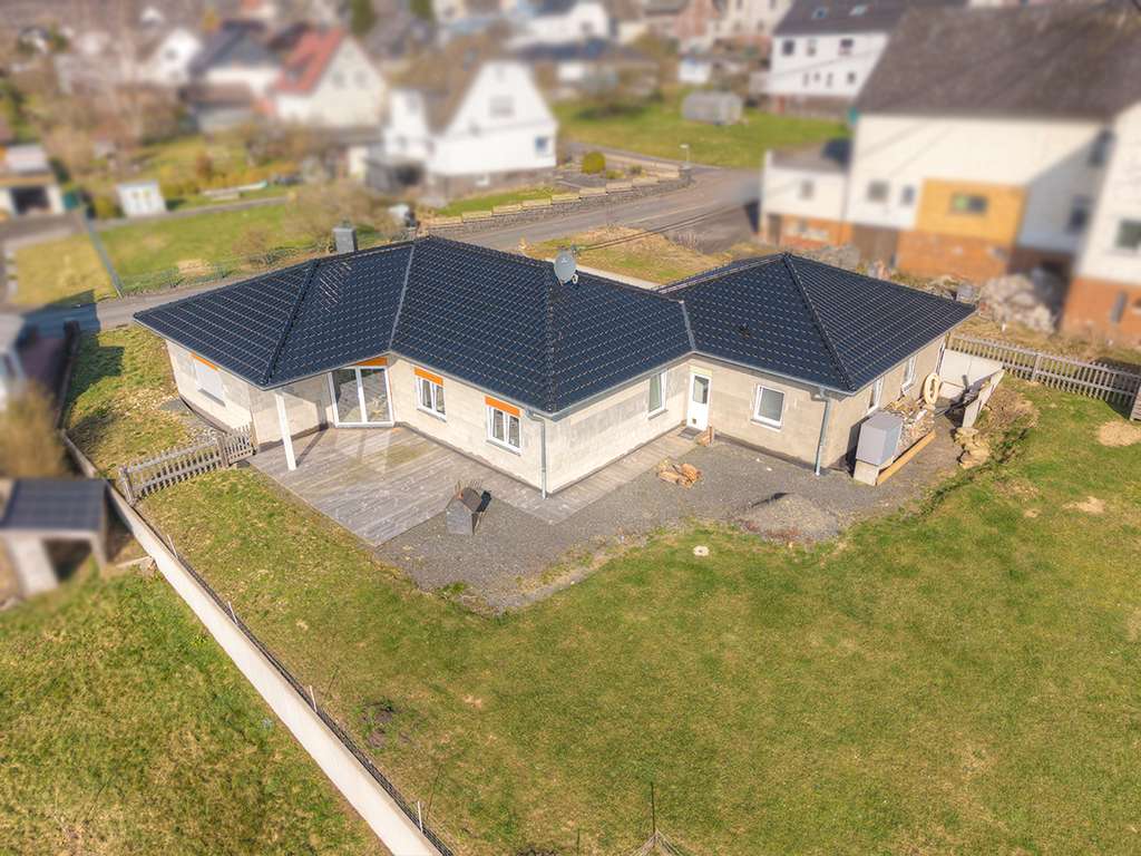 Immobilie in Bölsberg - Neubau aus 2021! Bungalow für Gartenliebhaber in idyllischer Aussichtslage - Bild 2