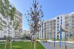 Moderne Dachgeschosswohnung mit großem Balkon & Einbauküche in Berlin-Marzahn