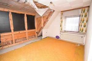 Zentrumsnah: Solides Zweifamilienhaus zum Sanieren mit 8 Zimmern + Vollkeller. – Die vollständige Adresse der Immobilie erhältst du vom Anbieter., 38446 Hellwinkel, Wolfsburg – Vorschaubild 9
