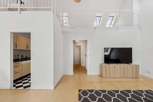 Helle 2,5-Zimmer-Galeriewohnung, möbliert, Südbalkon (Vermietung auf Zeit, all inclusive) – Axel-von-Ambesser-str. 9, 81371 Sendlinger Feld, München – Vorschaubild 3