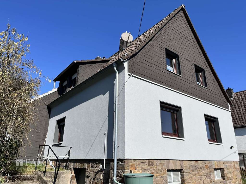 Immobilie in Wiehl - Eigenheim mit zusätzlicher Mieteinnahme – solides Zweifamilienhaus im Grünen - Bild 2