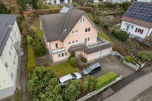 Grundsolides Mehrfamilienhaus in Oberkirch: 4 Wohneinheiten, großer Garten, 3 Balkone, 2 Garagen – Die vollständige Adresse der Immobilie erhältst du vom Anbieter., 77704 Oberkirch – Vorschaubild 1
