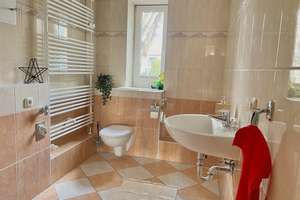 **Großzügiges Wohnzimmer mit Balkon - 2-Raum Wohnung - Stellplatz** – Harsdorfer Platz 5, 39110 Stadtfeld West, Magdeburg – Vorschaubild 6
