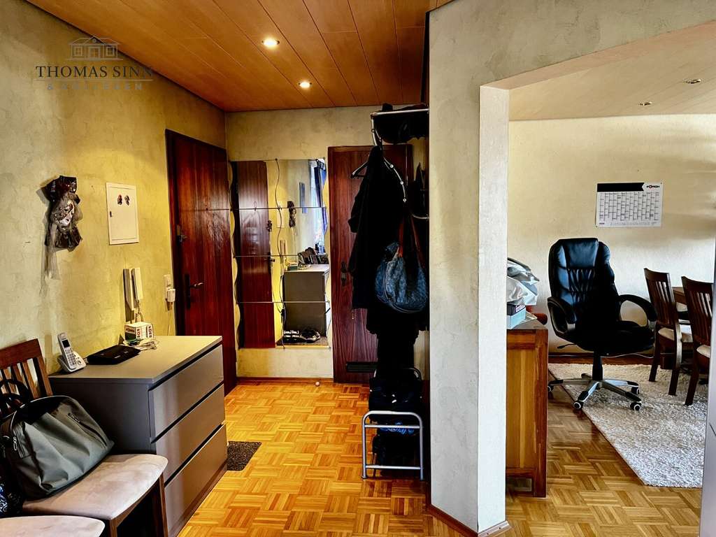 Immobilie in Neuenstadt am Kocher - Renovierungsbedürftige 3,5-Zimmer-Wohnung im 1.OG eines gepflegten Mehrfamilienhauses mit Garage - Bild 2