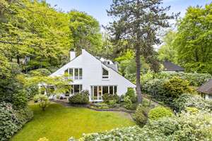 Familienidylle in Blankenese: charmantes Architektenhaus, eingebettet im Grünen