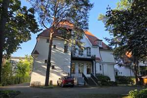 Wunderschöne 3-Zimmer Dachgeschosswohnung nahe Theodor-Heuss-Platz, 135 m², mit Einbauküche – Klaus-Groth-Straße 3, 14050 Westend, Berlin – Vorschaubild 2