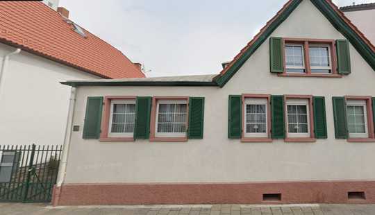 Bild von Renovierungsbedürftiges großes 1-2 Familienhaus mit Garten im Zentrum von Langen