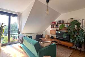 Wunderschöne, 2 Zimmer DG Wohnung mit Balkon (2x) I PKW- Außenstellplatz I Renoviert I Küchenzeile
