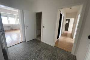 Attraktive 4-Zimmerwohnung mit Balkon in zentraler,ruhiger Lage! WG geeignet! – Klosterstr. XX, 40211 Düsseldorf – Vorschaubild 2