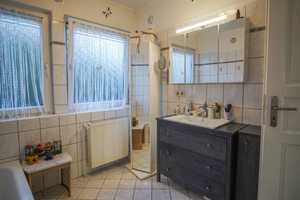 Raumwunder mit großem Garten und wohnlichem Keller! – Steinburg (Kreis) – Vorschaubild 23