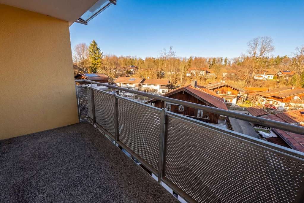 Immobilie in Miesbach - Stilvoll kernsaniert & bezugsfrei: Lichtdurchflutete 3-Zimmer-Wohnung im Miesbach, direkt am Bach - Bild 3