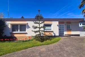Ankommen und Wohlfühlen: Bungalow mit Gartenparadies und Privatsphäre in Niederkassel