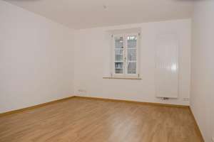Schöne renovierte 2-Zi-Altbauwohnung, Küche mit  EBK in Bogen Zentrum – Stadtplatz 14, 94327 Bogen – Vorschaubild 4