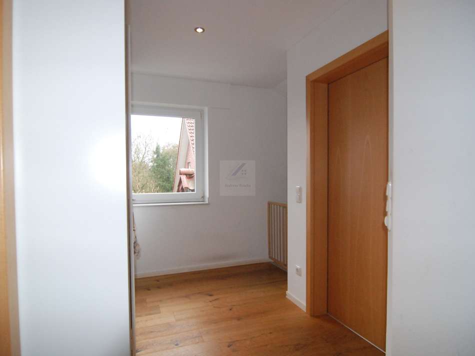 DG Flur zur Treppe zum EG