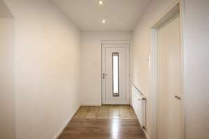Attraktive, helle Doppelhaushälfte mit schönem Vorgarten und vielseitigen Nutzungsmöglichkeiten – Die vollständige Adresse der Immobilie erhältst du vom Anbieter., 68307 Schönau, Mannheim – Vorschaubild 3