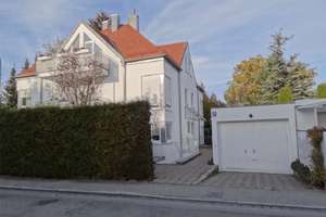 Helle 2-Zimmer-Dachgeschosswohnung mit Balkon in München / Solln