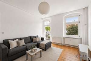 Helle 2-Zimmer-Altbauwohnung mit Balkon im ruhigen Hinterhaus