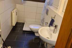Teilmöbilierte, gepflegte 1,5-Zimmer-Dachgeschosswohnung mit EBK in Junkersdorf, Köln – Marsdorferstr 31, 50858 Köln – Vorschaubild 11