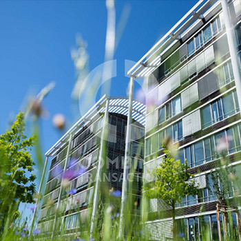 Campusgebäude mit Dachterrasse. combine Transaction