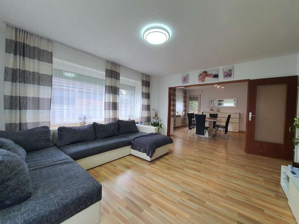 Immobilie in Wiesmoor - Vermietetes Zweifamilienhaus in zentraler Lage von Wiesmoor 
mit potentiellem Baugrundstück  - Bild 4