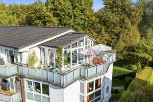 Wo Hamburg leiser wird. Einfach besonders. Licht. Ruhe. Penthouse direkt am Naturschutzgebiet.