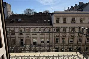 Uhlenhorst: Sonnenverwöhnter Altbau mit Balkon, Weitblick & Privatsphäre