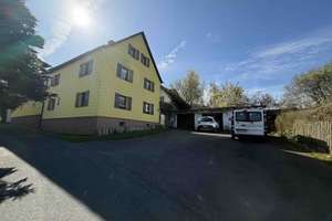 Vierseithof mit Platz für Pferde: Wohnhaus,  Scheunen + Wiese
