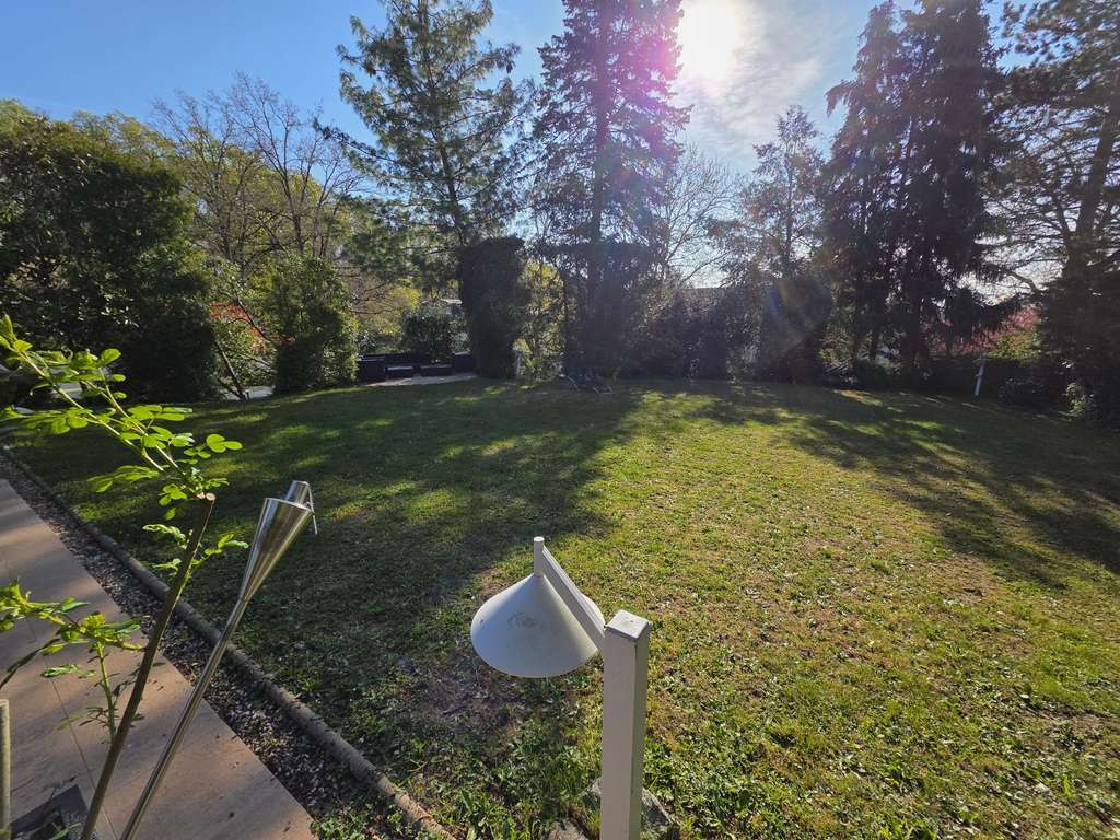 Exklusive Großwohnung über 2 Ebenen mit idyllischem eigenem Garten und Spa-Bereich in bester Lage!