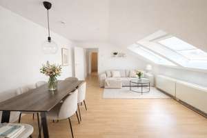Hell und wohnlich: Zwei Zimmer im Dachgeschoss