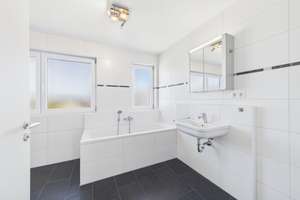 Attraktive Dachgeschosswohnung: 3 Zimmer, großer Balkon, EBK & TG mit Wallbox – Die vollständige Adresse der Immobilie erhältst du vom Anbieter., 75392 Deckenpfronn – Vorschaubild 13