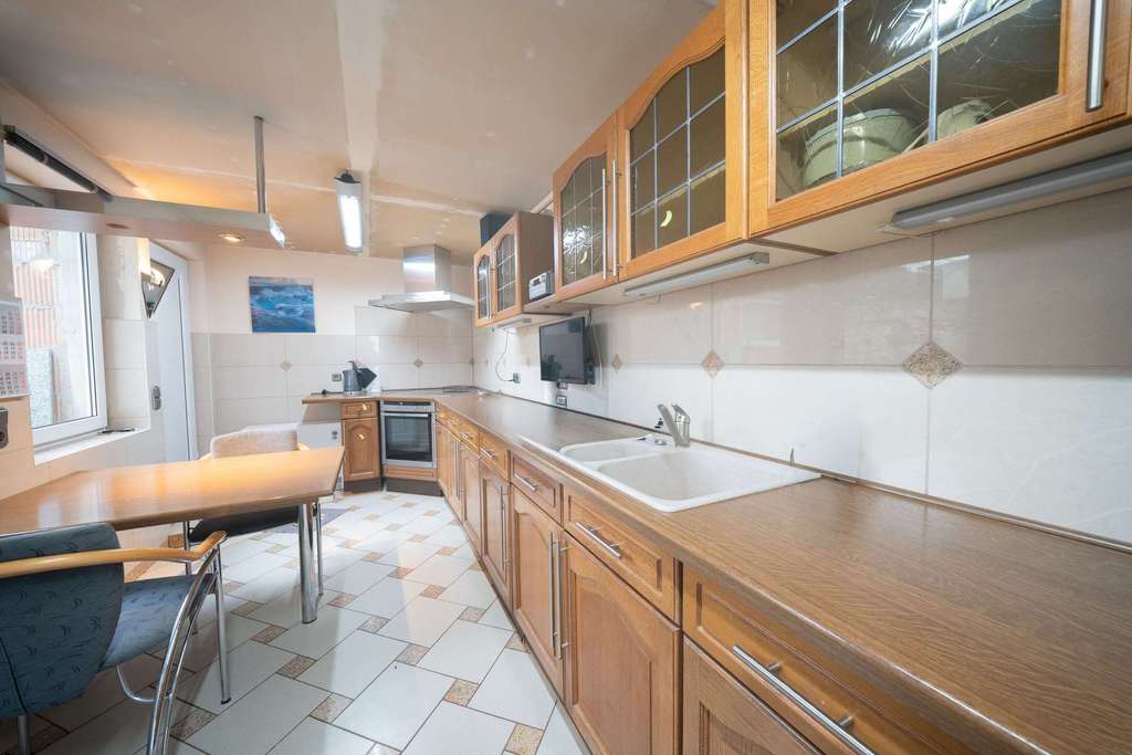 Immobilie in Mundelsheim - Seltene Chance: Einfamilienhaus mit großem Grundstück, Garage & Gewölbekeller am Weinberg - Bild 4