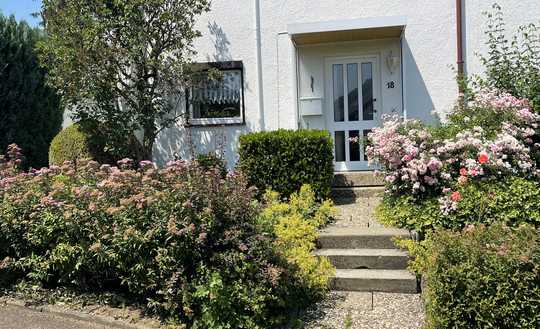 Attraktives Reiheneckhaus mit großzügigem Garten und Garage mit Stellplatz auf dem Grundstück