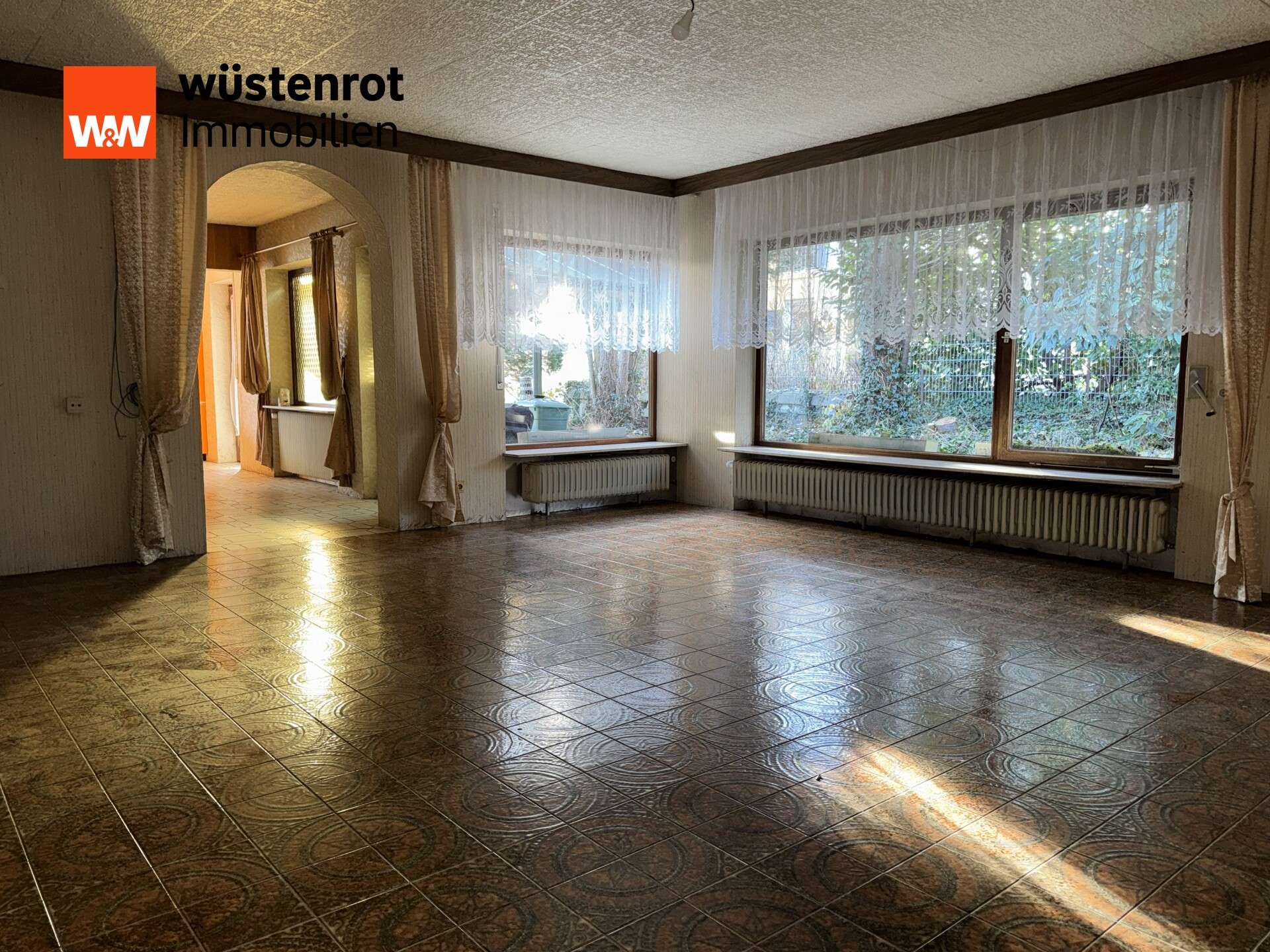 Immobilie in Rottweil - Retro-Flair mit Perspektive – Massiv gebautes Einfamilienhaus mit Einliegerwohnung - Bild 1