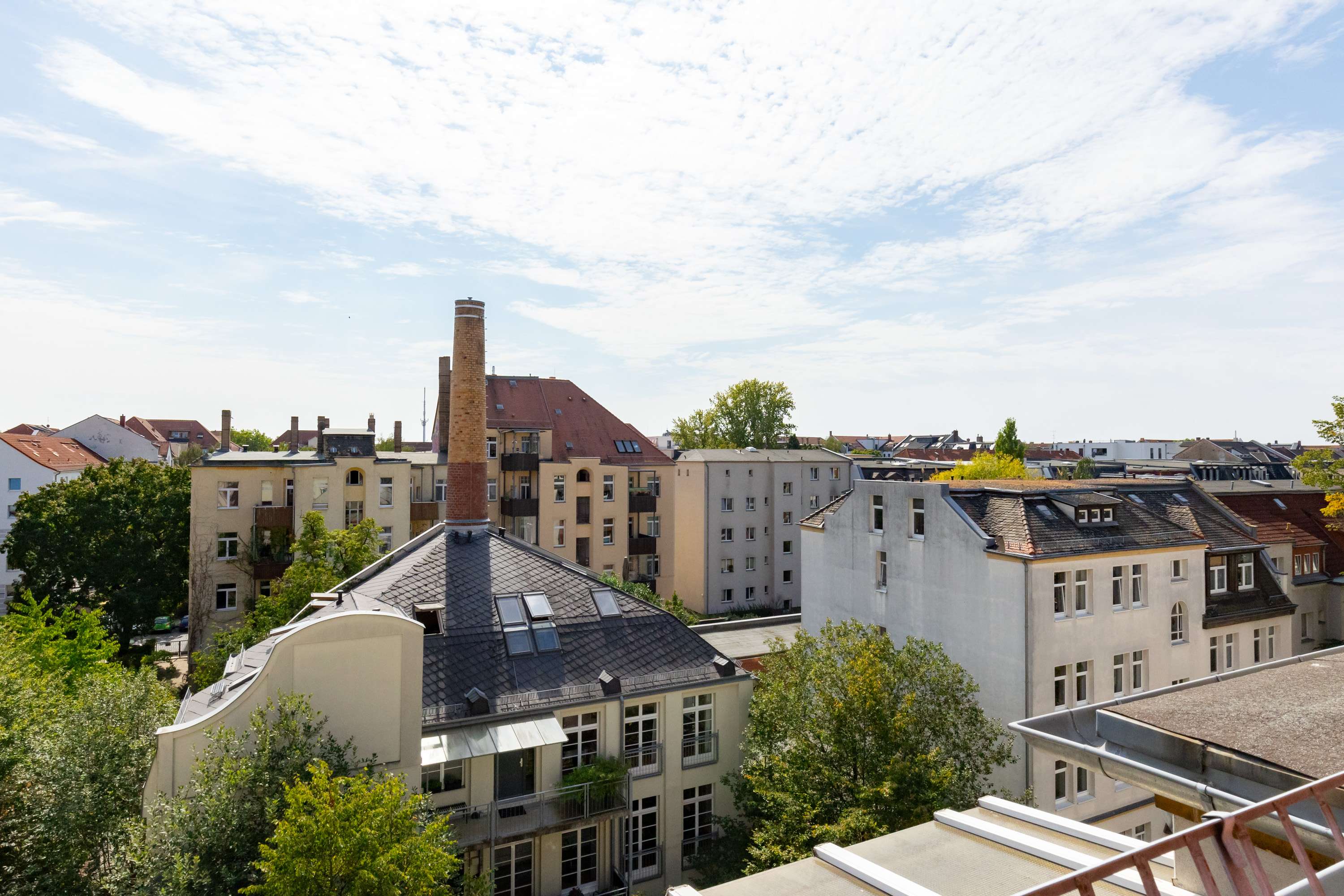 Unsanierte DG-Altbauwohnung mit weitem Blick am Steinplatz / Südvorstadt, Leipzig – Bild 1