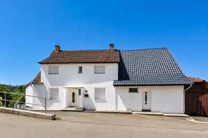 Umfangreich modernisiert: freistehendes Hausjuwel mit Garten, Wintergarten & großer Garage – Schloßbergstraße 56, 72172 Sulz am Neckar – Vorschaubild 1
