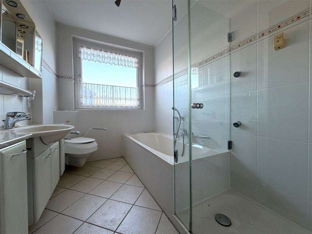 Immobilie in Gehrden - Gehrden Bestlage / großzügiges ZFH + ausgebautes DG mit Außenpool, Doppelgarage !  - Bild 10