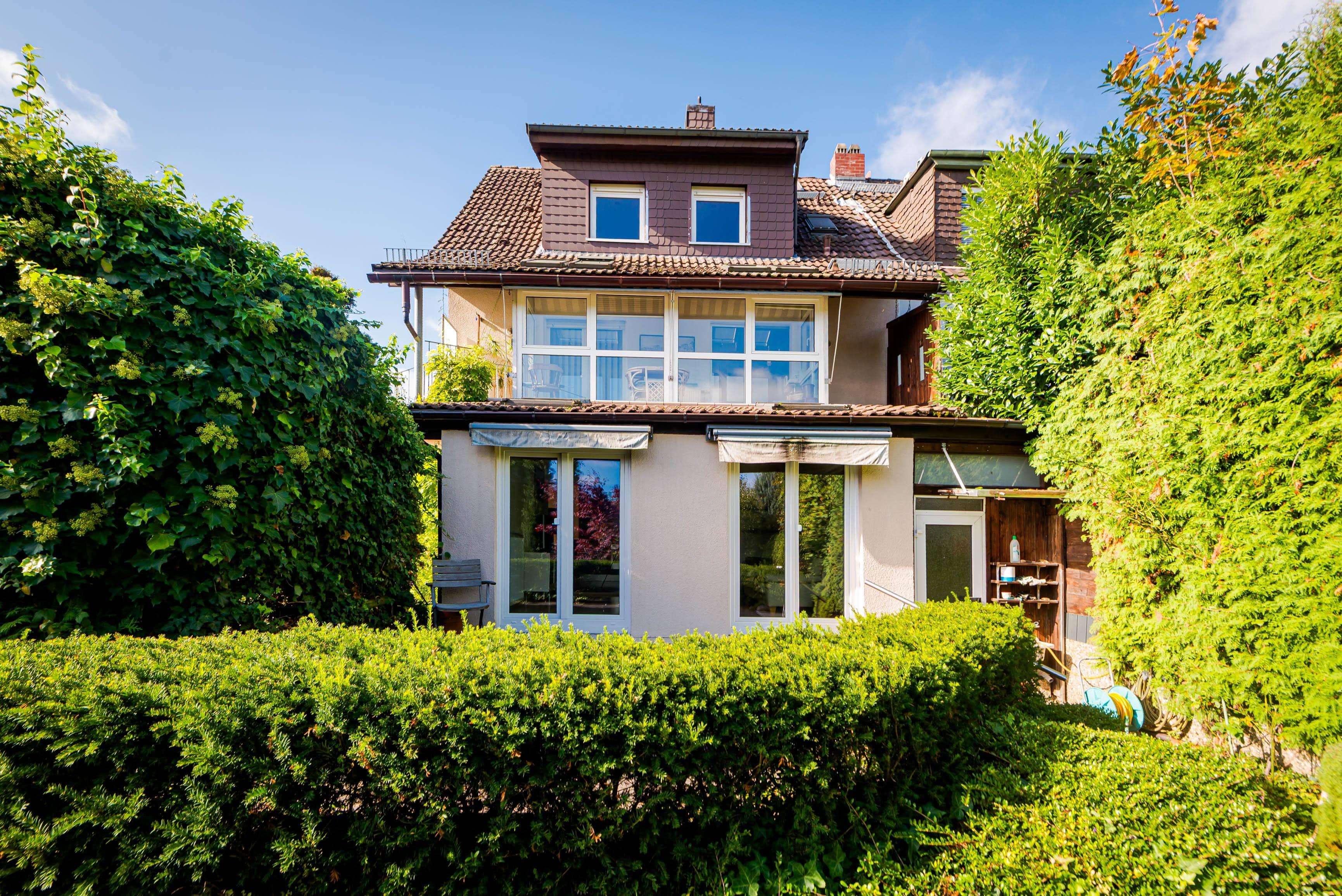 Frankfurt-Sachsenhausen/Süd: Großzügiges Ein-/Zweifamilienhaus mit Gartenidylle und zwei Garagen !, Frankfurt am Main – Bild 3