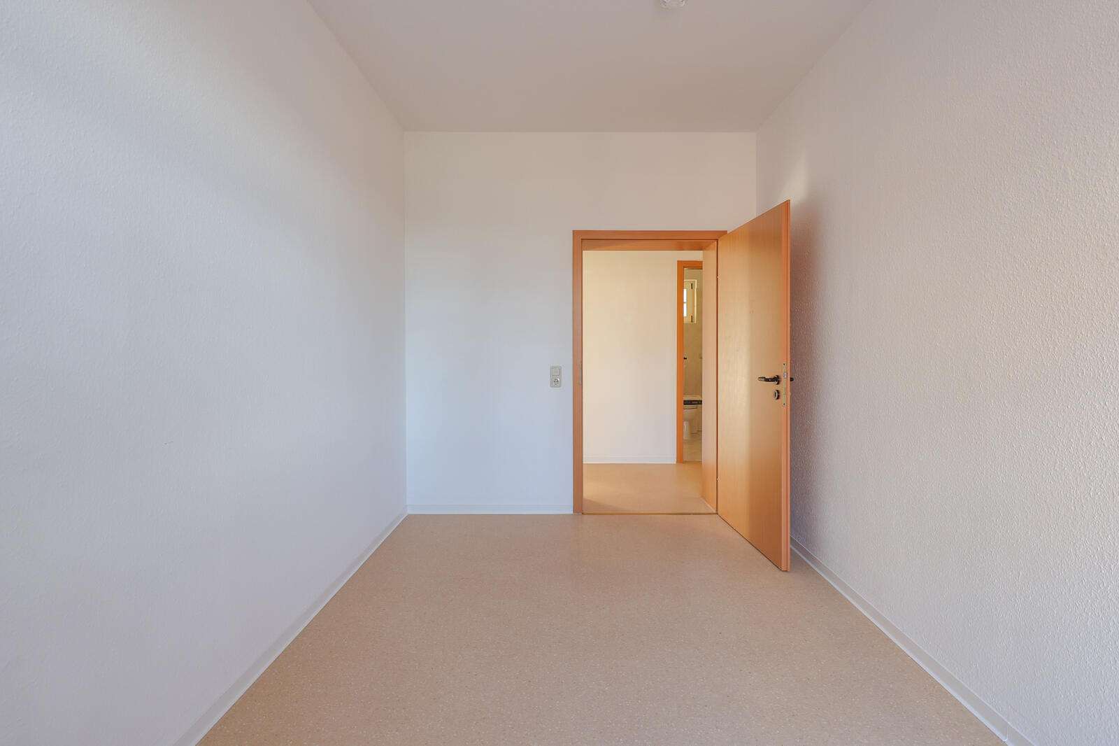 Immobilie in Lübben (Spreewald) - PROVISIONSFREI ! | 4-Zimmer ETW am Krankenhaus
98,16 m² | 1.OG | Balkon | denkmalgeschützter Altbau - Bild 1