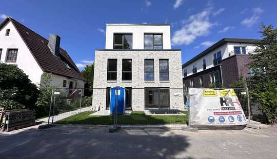 Bild von Reihenendhaus in hochwertiger Ausführung und idyllischer Lage von Hamburg-Meiendorf - 2 WE verfügbar