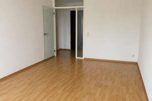 Praktisch geschnittene & lichtdurchflutete 2-Raum-Wohnung mit Balkon, Außenjalousien, Personenaufzug – Hermelinstr. 4, 4329 Heiterblick, Leipzig – Vorschaubild 3