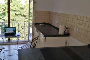 Sonnendurchflutetes 2,5-Zimmer-Dachgeschossstudio mit EBK in Offenbach, teilmöbliert