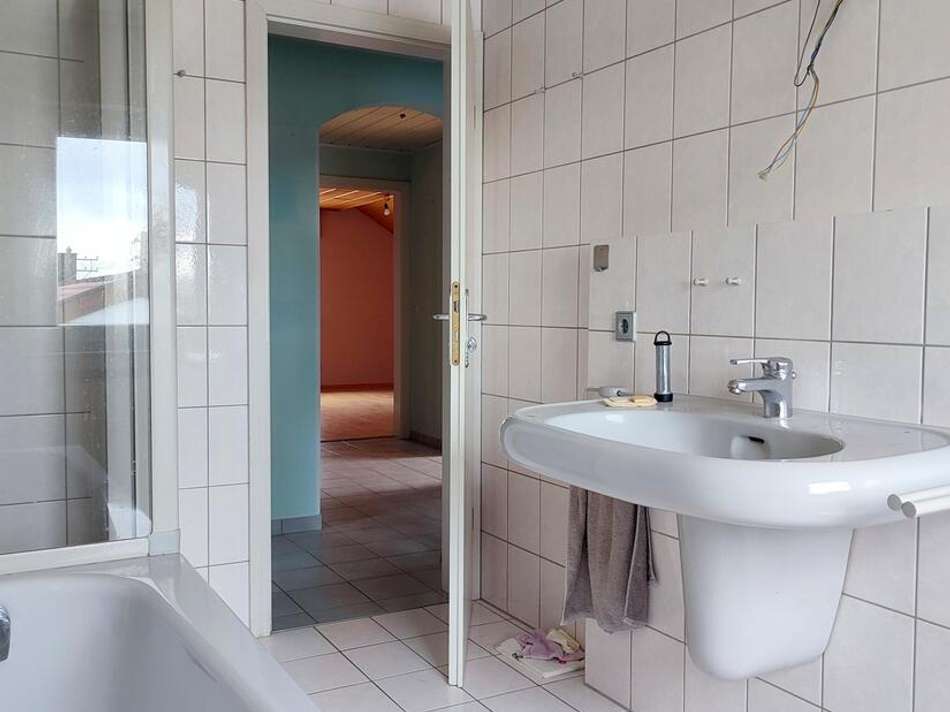 Badezimmer mit Wanne und Dusch
