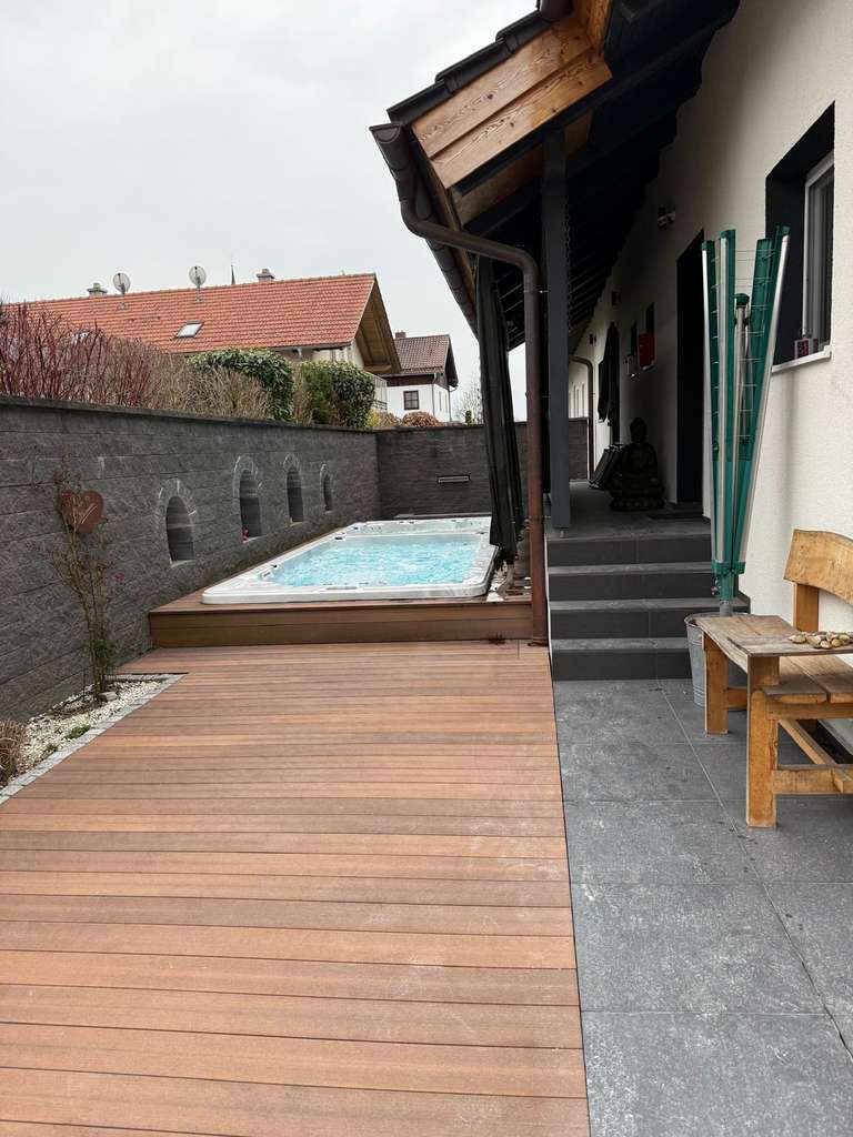 Immobilie in Pfaffing - EINZIGARTIG 2 x DHH mit 190m² 8 Zimmer + 3 Gewerberäume 110m² + Pool + PV Anlage 22kW - Bild 0