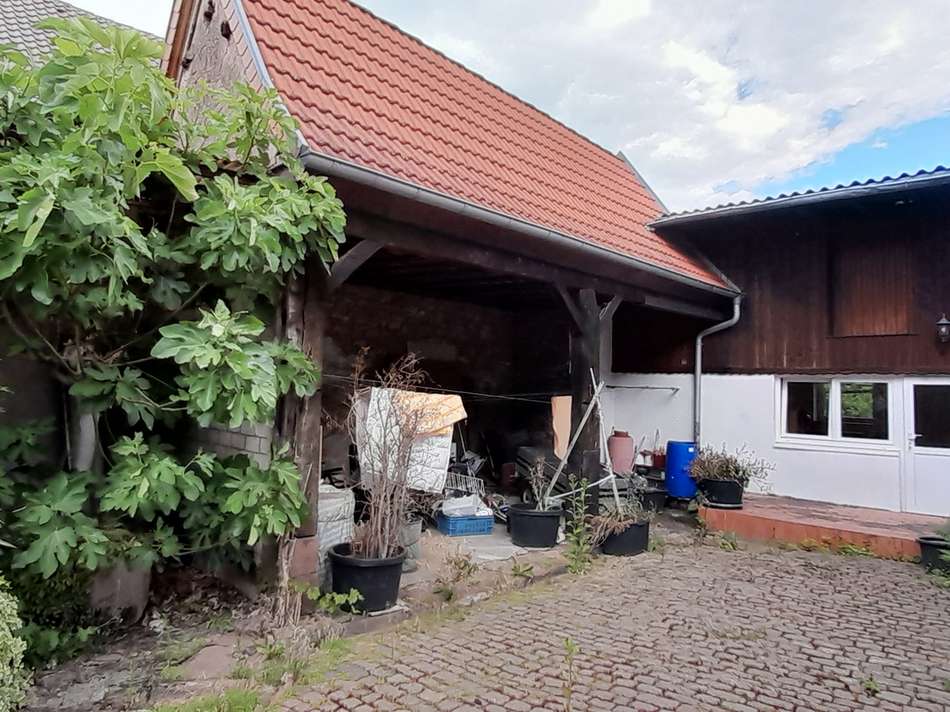 Innenhof mit Carports 