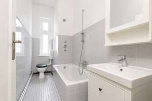 Bezugsfrei & renoviert: 3-Zimmer-Altbauwohnung mit Süd-Westbalkon nahe Schloss Charlottenburg – Die vollständige Adresse der Immobilie erhältst du vom Anbieter., 10589 Charlottenburg, Berlin – Vorschaubild 4