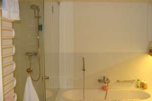 Helle, freundliche und sanierte 3-Zimmer-Wohnung mit Balkon und Tiefgaragenstellplatz – Lamontstraße 19, 81679 Altbogenhausen, München – Vorschaubild 2