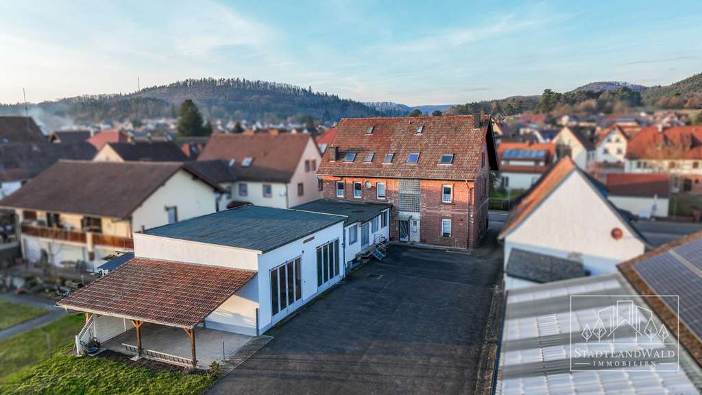 Immobilie in Fischbach bei Dahn - ZFH mit Gewerbemöglichkeiten, Werkstatthallen und großem Hof in zentraler Lage von Fischbach - Bild 1