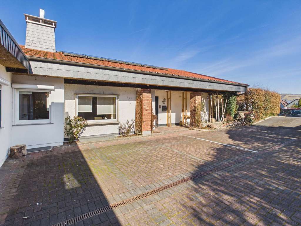 Immobilie in Philippsthal - Großzügiges Einfamilienhaus mit Einliegerwohnung, Kamin und großem Grundstück in Philippsthal - Bild 1