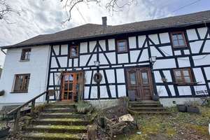 Immobilie mit Charakter: Vielseitiges Wohnhaus mit ehemaligem Café und 3 Wohneinheiten