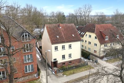 Mehrfamilienhaus mit drei Wohnungen, Garten und Doppelgarage – solide Substanz in zentraler Lager